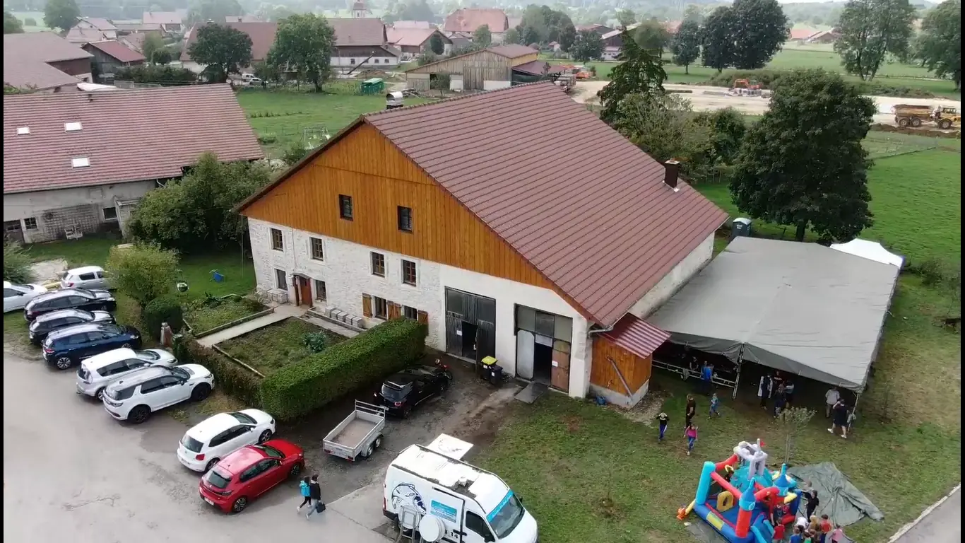 Vue aérienne de la brasserie, un jour de fête, avec un chapiteau et des visiteurs