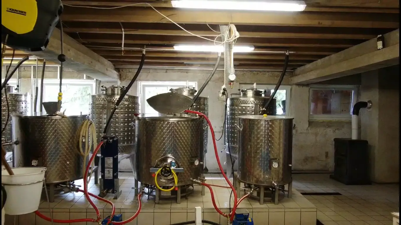 La salle de brassage et ses cuves en inox